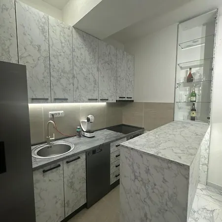 Vibes Of -only 5 To 7 Minutes Walk To The Town Square Apartment *