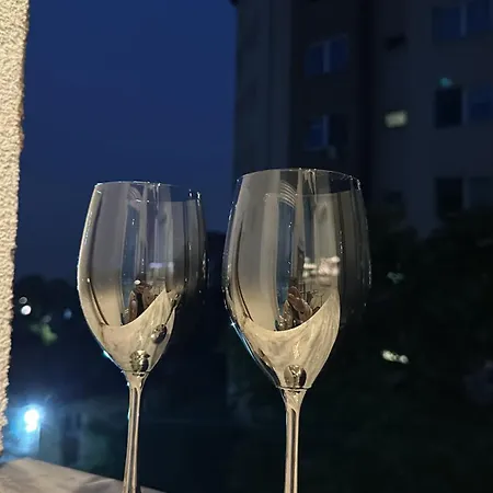 Vibes Of -only 5 To 7 Minutes Walk To The Town Square Apartment