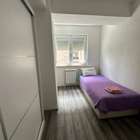 Vibes Of -only 5 To 7 Minutes Walk To The Town Square Apartment