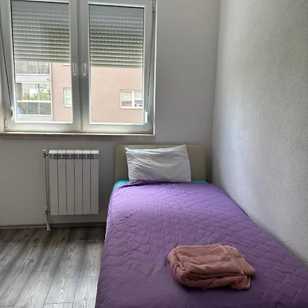 Vibes Of -only 5 To 7 Minutes Walk To The Town Square Apartamento