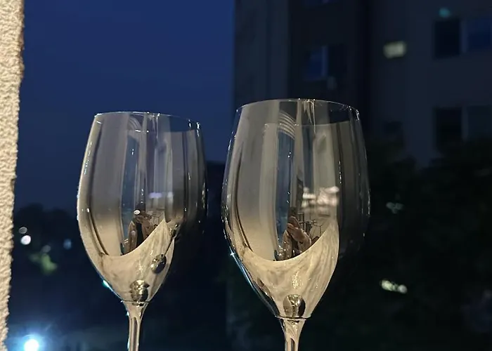 Vibes Of -only 5 To 7 Minutes Walk To The Town Square דירה