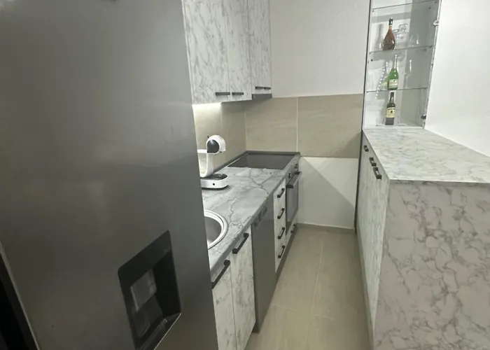 Vibes Of -only 5 To 7 Minutes Walk To The Town Square דירה *