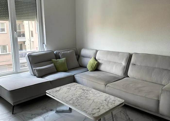 Vibes Of -only 5 To 7 Minutes Walk To The Town Square *