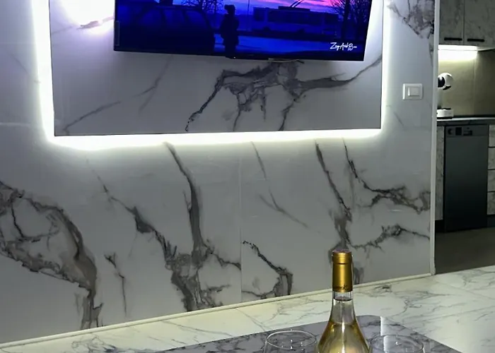 Vibes Of -only 5 To 7 Minutes Walk To The Town Square * סקופיה