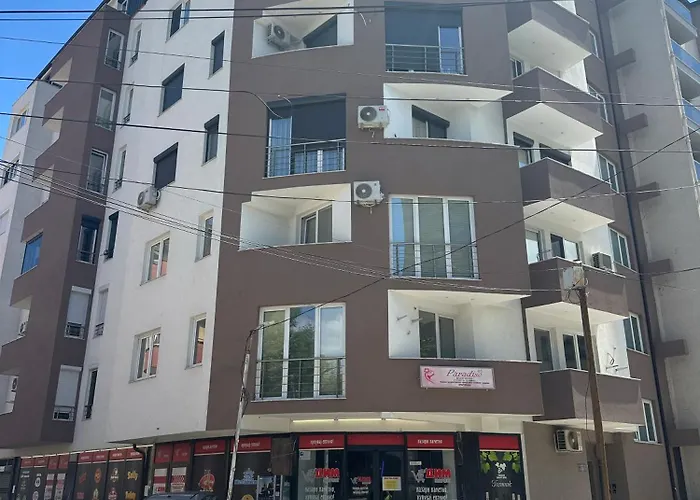 Vibes Of -only 5 To 7 Minutes Walk To The Town Square